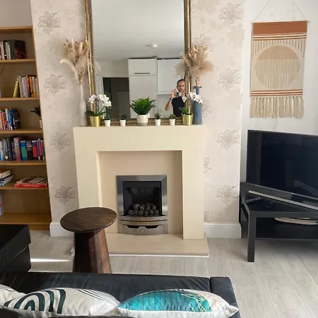 Boutique Putney Riverside Apartment